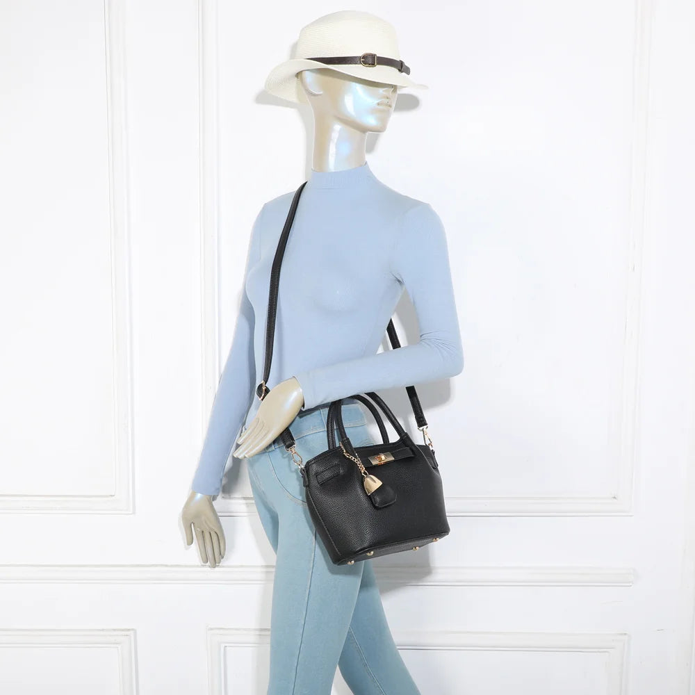Sac Blossom noir porté par une femme, à la main ou à l’épaule grâce à sa bandoulière amovible – réf. A-9149
