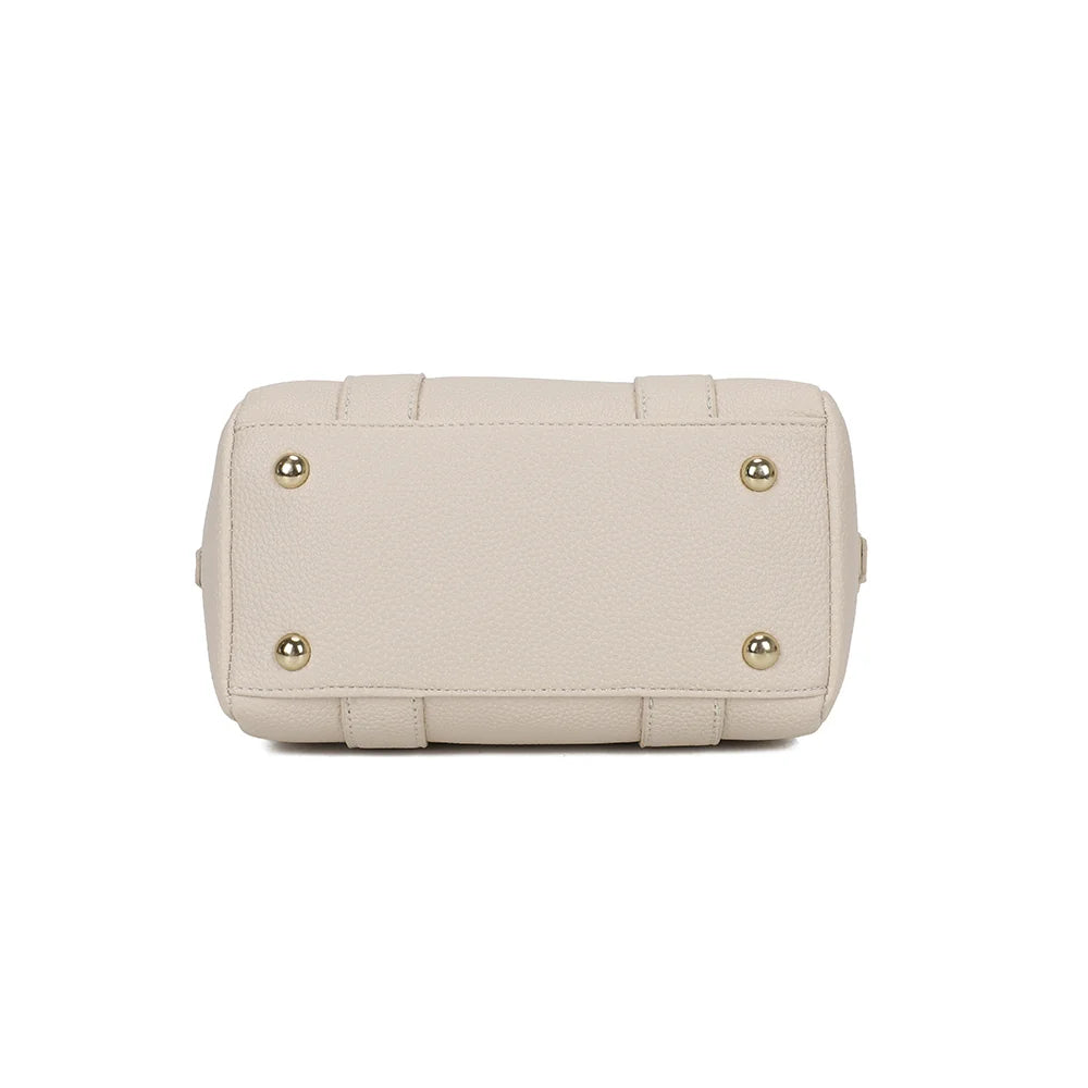 Dessous du Bowlbag mini beige, doté de pieds en métal pour le protéger des surfaces – réf. R-1995