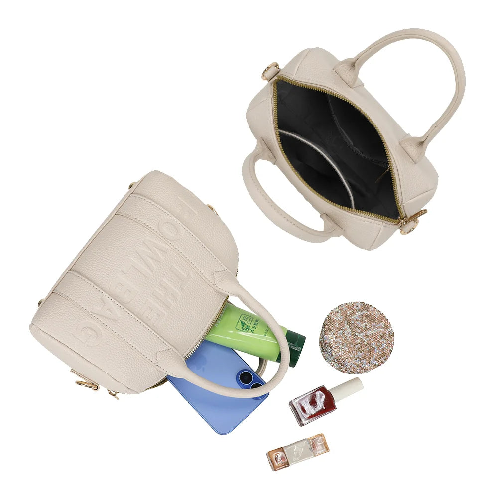 Intérieur du Bowlbag mini beige : doublure synthétique, poche plaquée et essentiels du quotidien – réf. R-1995