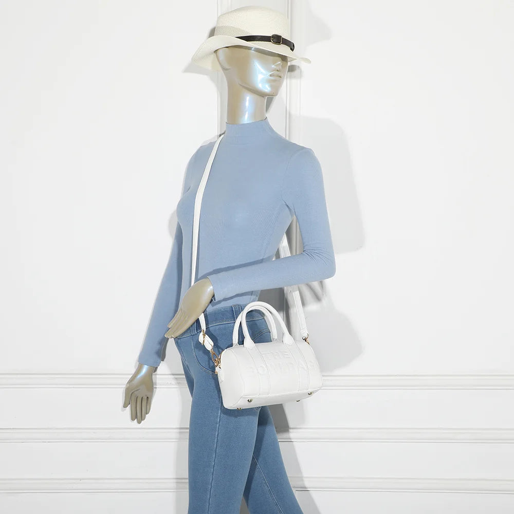 Bowlbag mini blanc porté par une femme, à la main ou avec sa bandoulière amovible et réglable – réf. R-1995