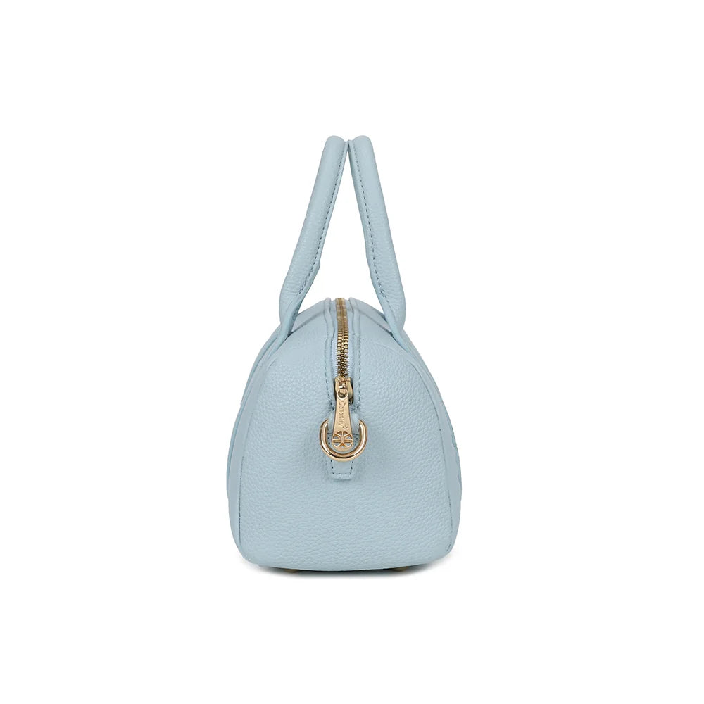 Profil du Bowlbag mini bleu pastel : forme tonneau compacte et anneau doré pour la bandoulière – réf. R-1995