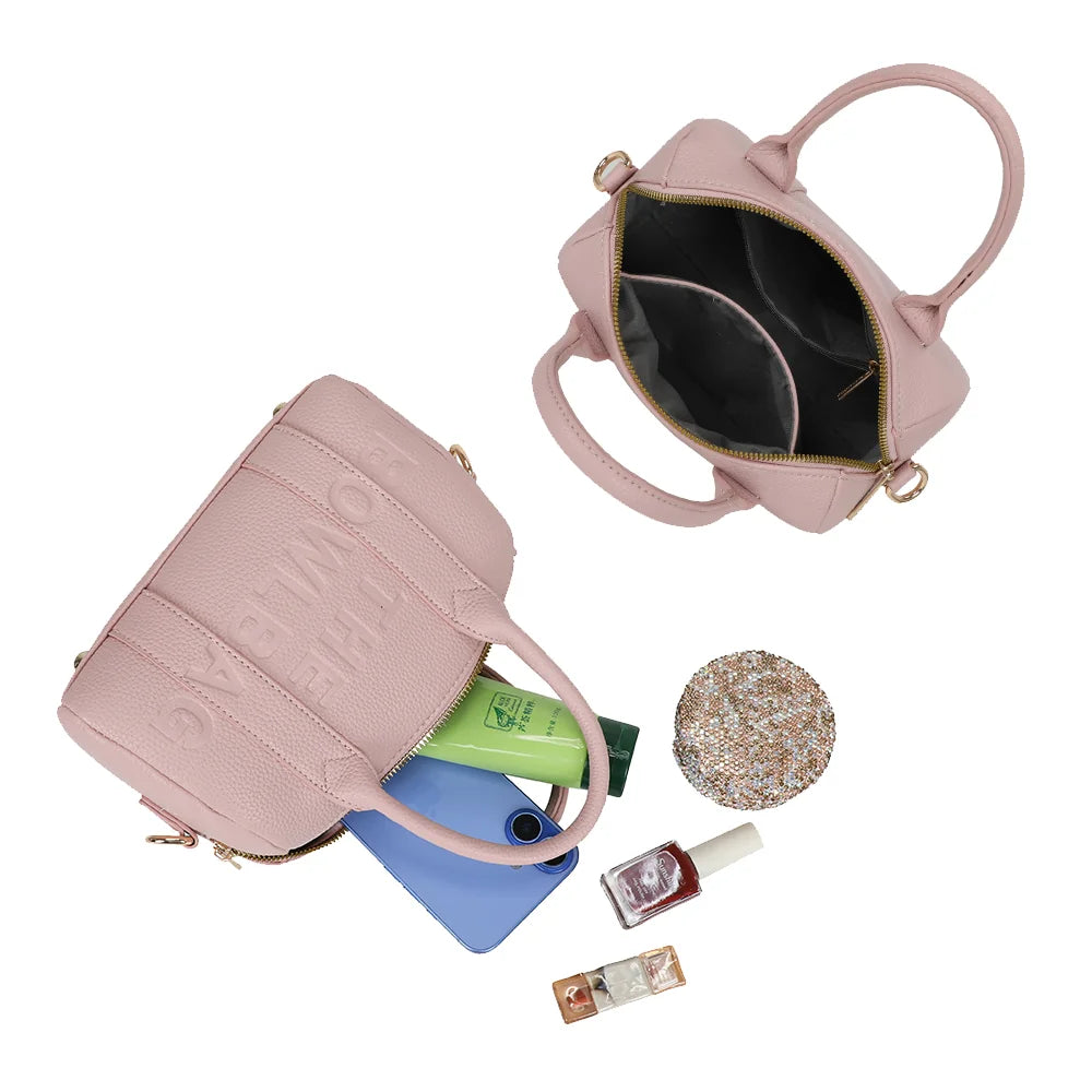 Intérieur du Bowlbag mini rose : doublure synthétique, poche plaquée et essentiels du quotidien – réf. R-1995