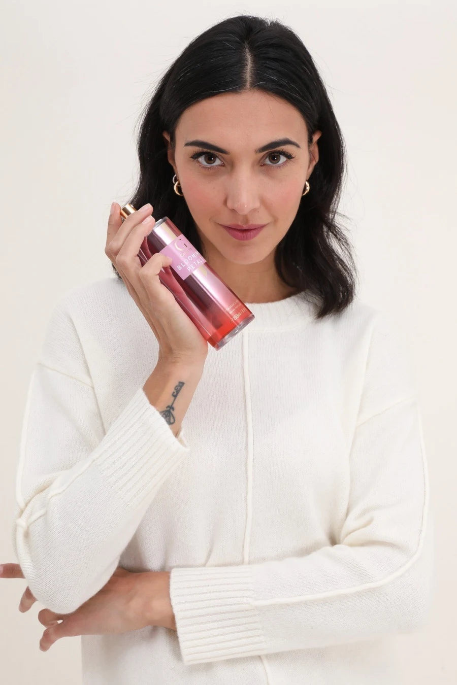 Femme vaporisant la brume parfumée Blooming Petals de Gallantry Paris sur ses cheveux