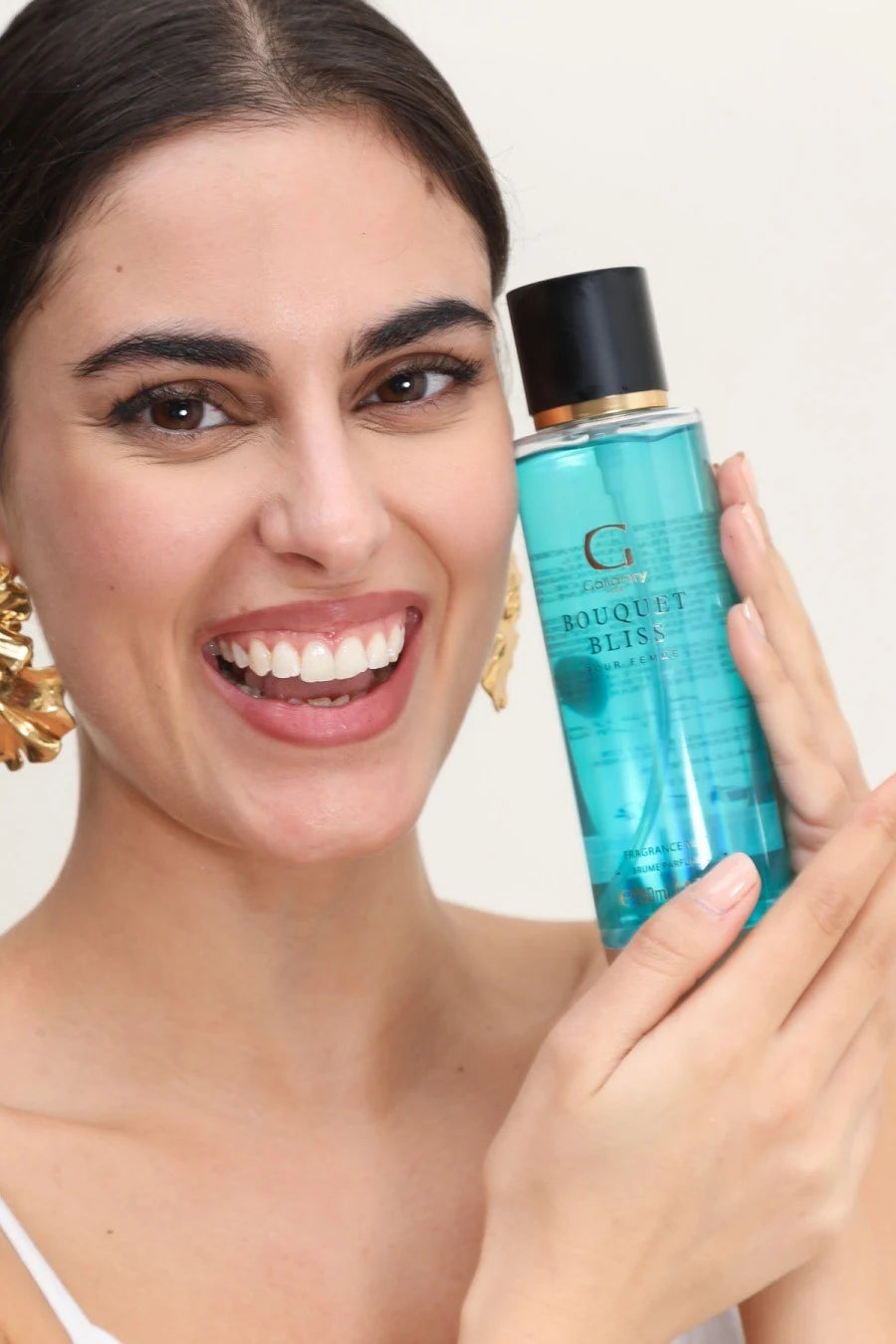 Brume parfumée Bouquet Bliss vaporisée sur les cheveux d'une femme