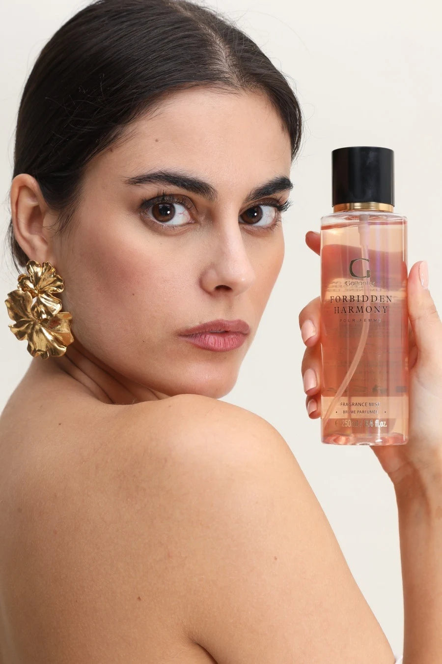 Brume parfumée Forbidden Harmony vaporisée dans les cheveux pour un sillage léger et frais