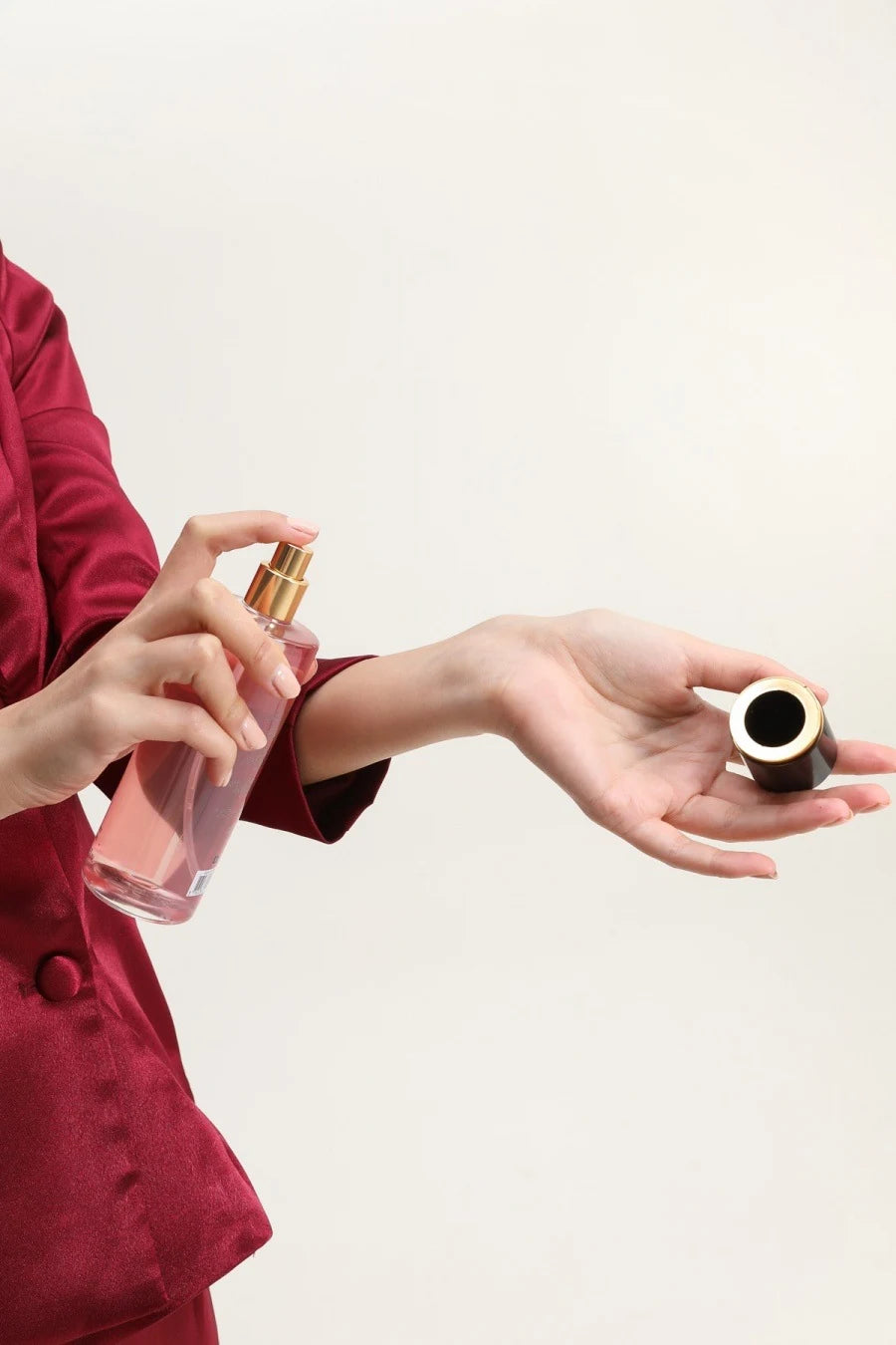 Brume parfumée Oud Elixir de Gallantry vaporisée dans les cheveux