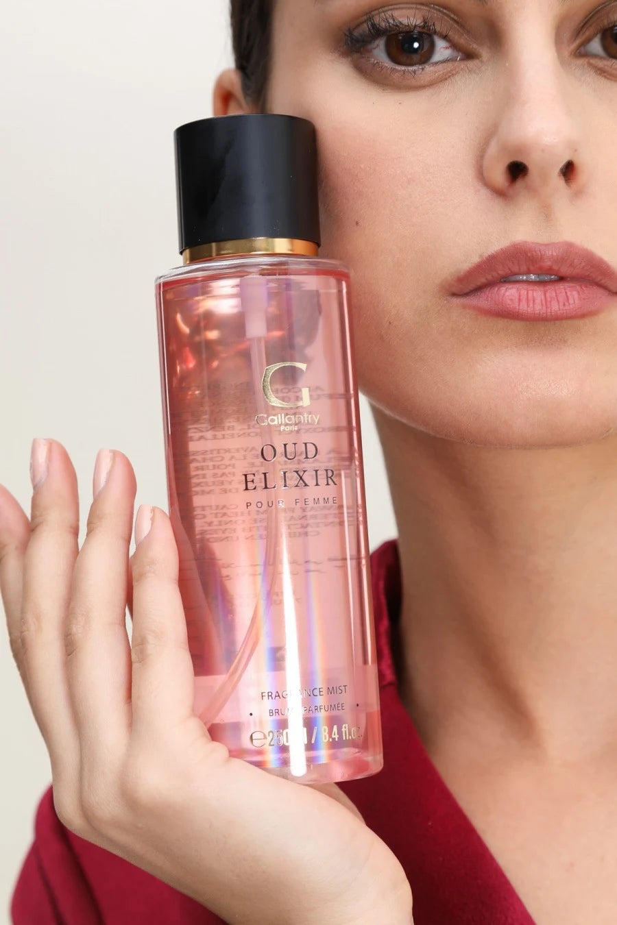 Brume parfumée Oud Elixir de Gallantry vaporisée dans les cheveux