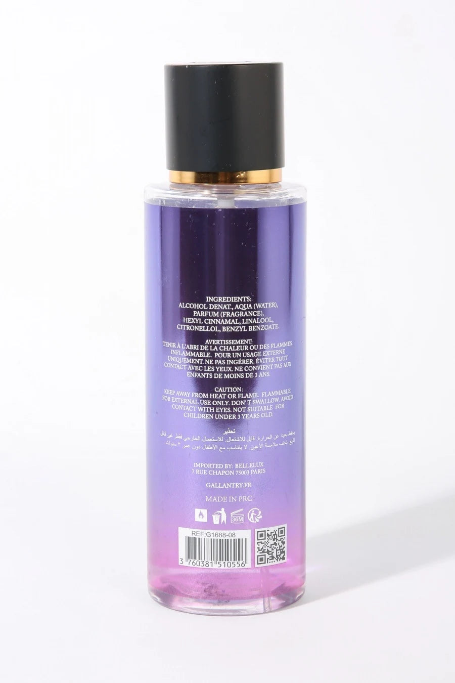 Femme vaporisant la brume parfumée Petal Romance sur ses cheveux