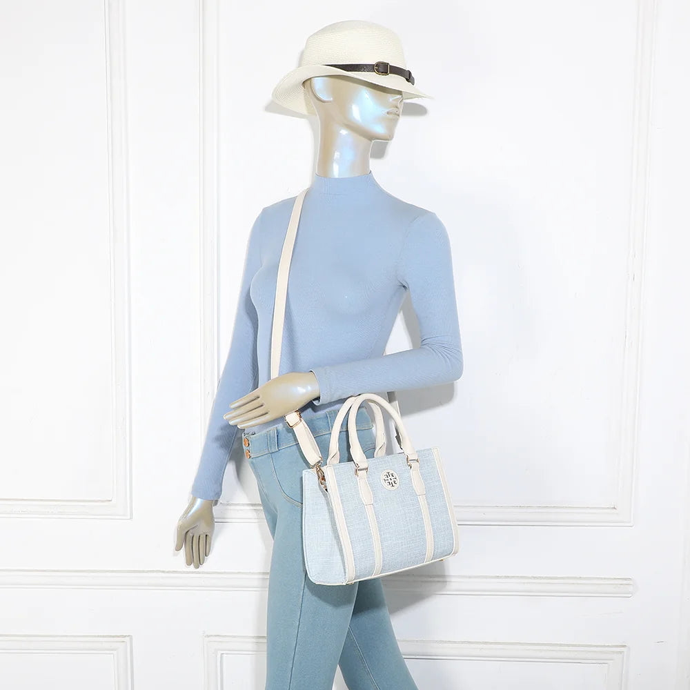 Sac Camden bleu clair porté par une femme, à la main ou avec sa bandoulière amovible – réf. R-2013-1