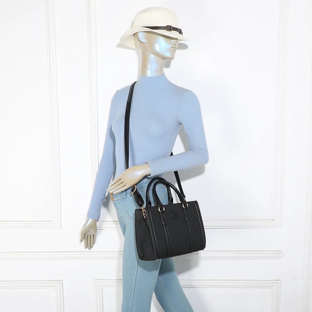 Sac Camden noir porté par une femme, à la main ou avec sa bandoulière amovible – réf. R-2013-1