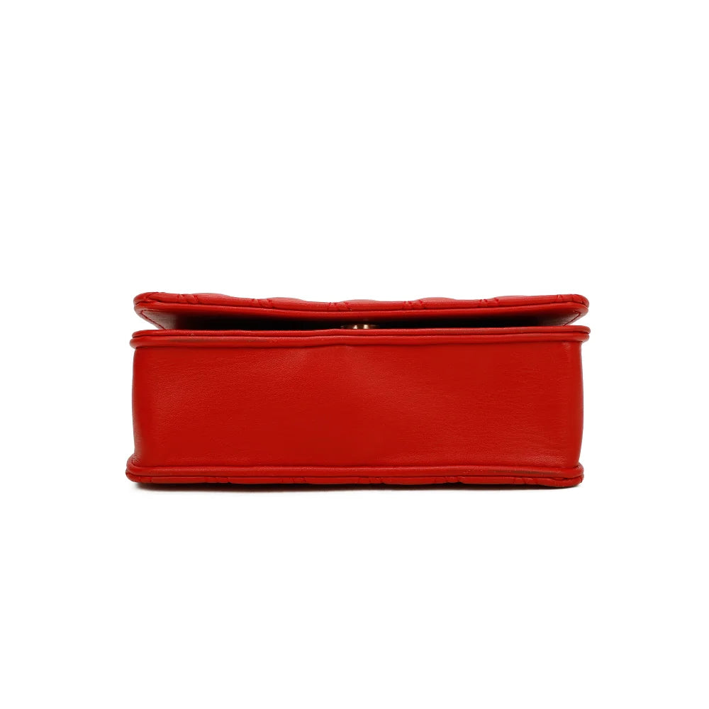 Dessous du Camille rouge, en synthétique lisse aux surpiqûres apparentes, format 22 × 8 × 14 cm – réf. C-0154