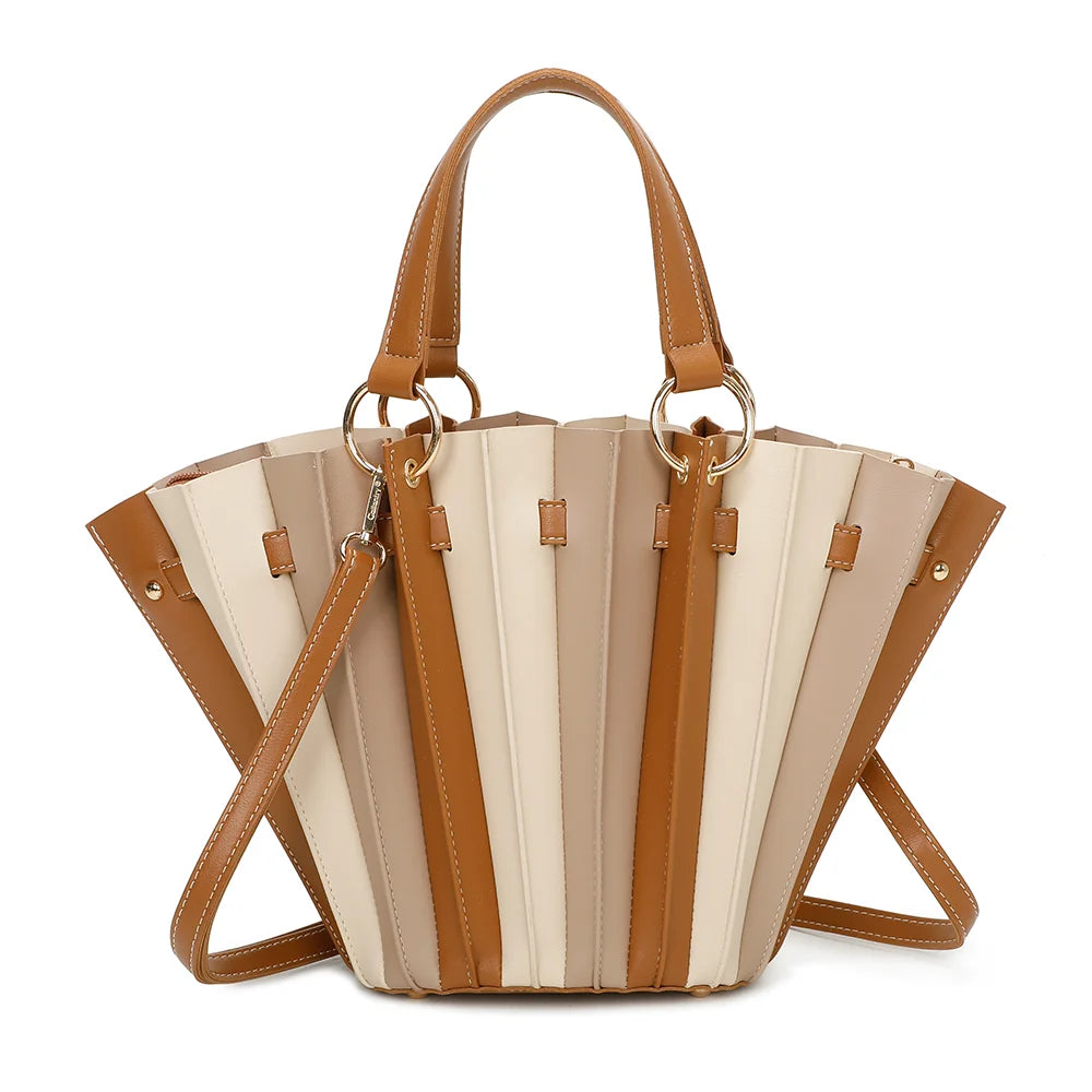 Carmen taupe/beige vu de dos : les panneaux plissés s’ouvrent en éventail sur tout le tour du sac – réf. DQ-8681