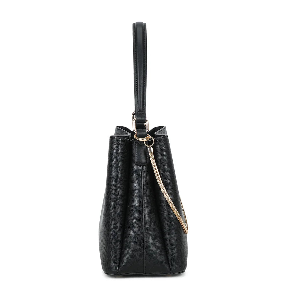 Chainys noir de profil, avec sa chaîne dorée qui retombe sur le côté du sac – réf. G-7504-1