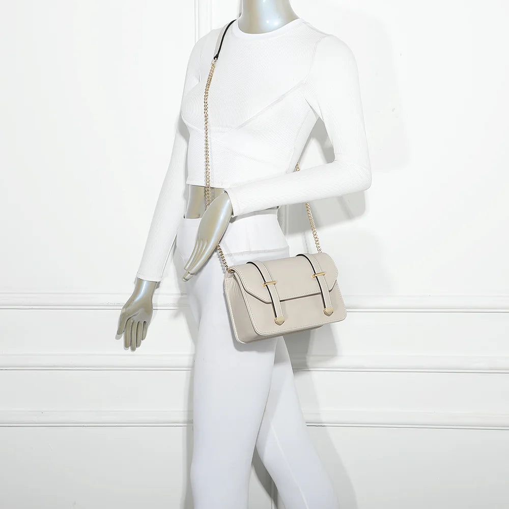 Sac Chic Intemporel beige porté par une femme, chaîne dorée à l’épaule ou en travers – réf. C-0156