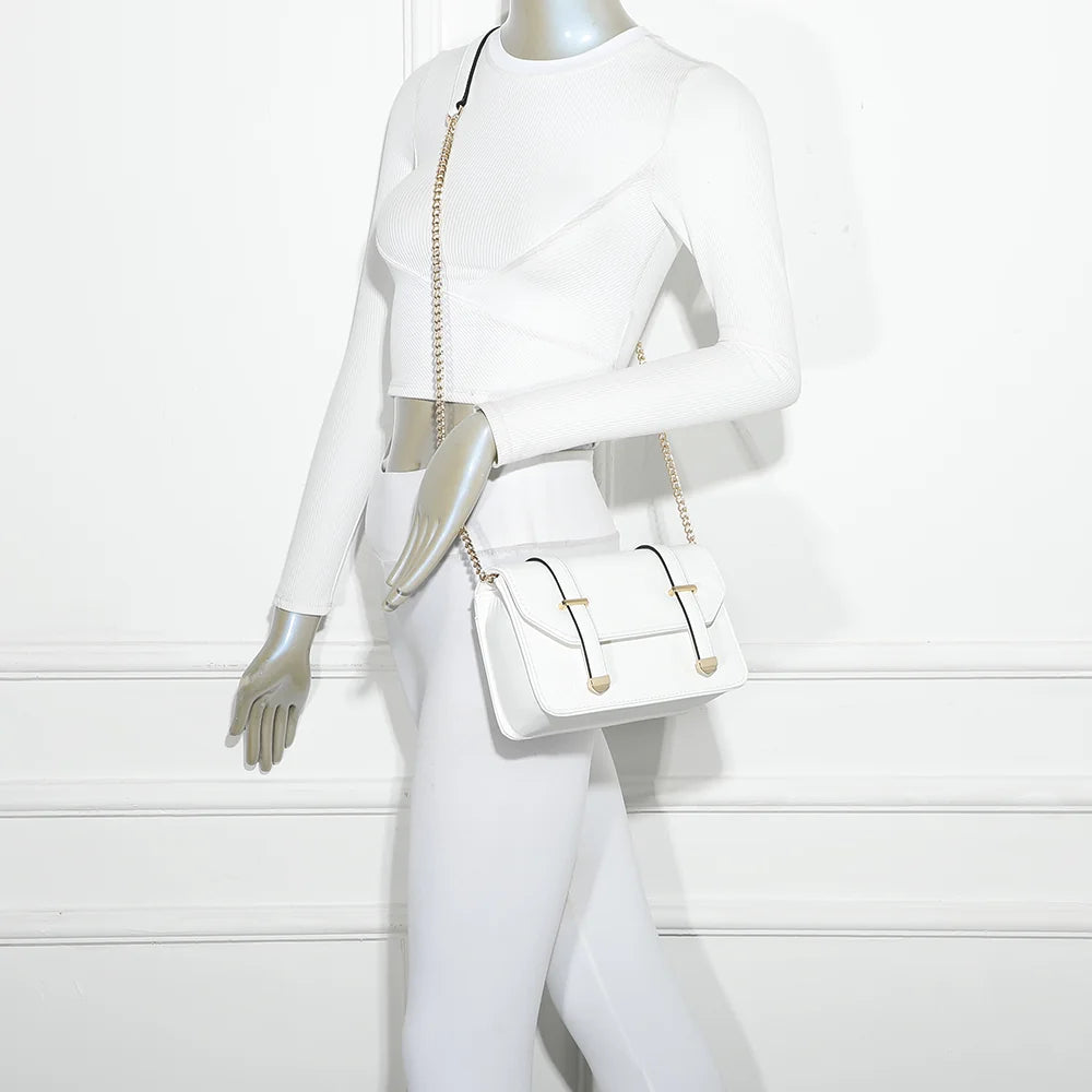 Sac Chic Intemporel blanc porté par une femme, chaîne dorée à l’épaule ou en travers – réf. C-0156