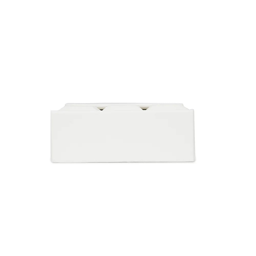 Dessous du ChocoLuxe blanc, vue de la base rectangulaire de ce petit sac à rabat de 19 cm de large – réf. YL-26001