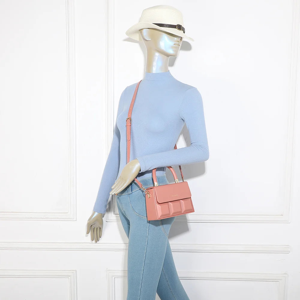 Sac femme ChocoLuxe rose foncé porté : un petit format léger à tenir à la main ou à porter en bandoulière – réf. YL-26001