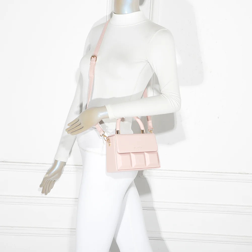 Sac femme ChocoLuxe rose porté : un petit format léger à tenir à la main ou à porter en bandoulière – réf. YL-26001