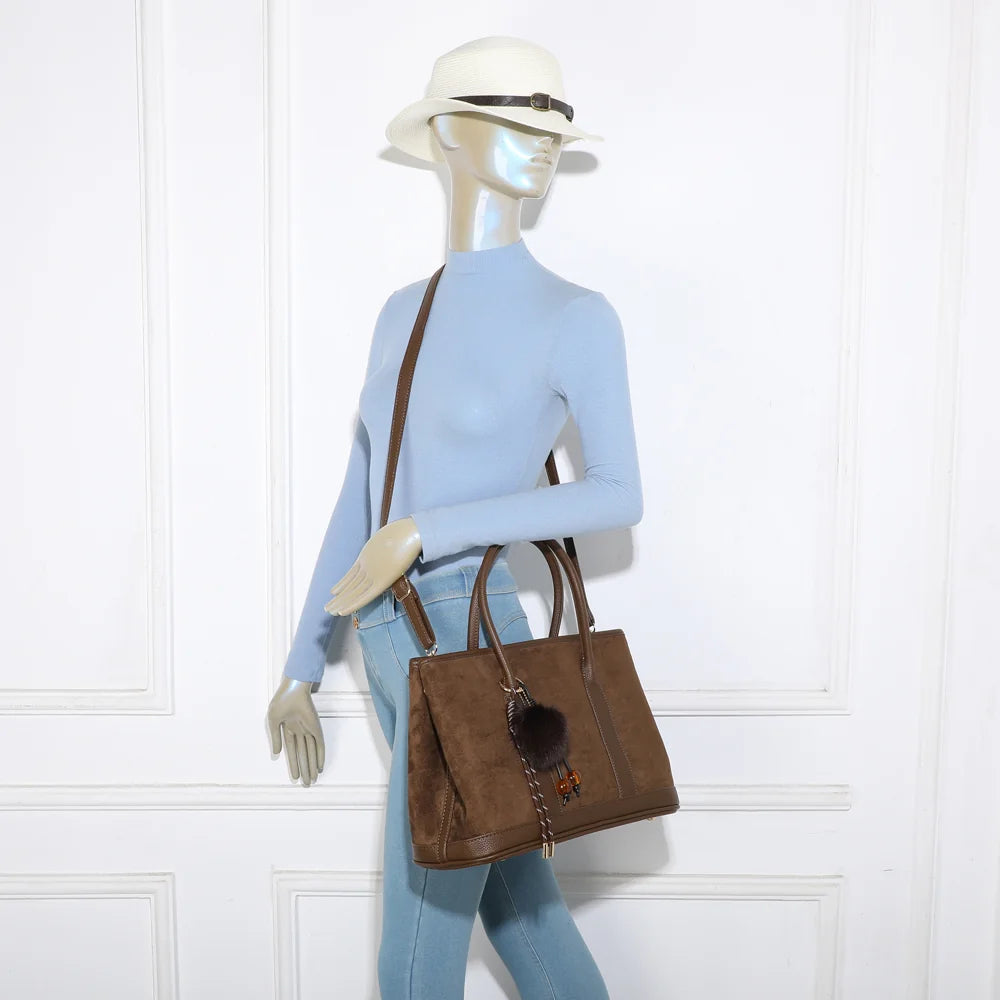 Sac Cléane café porté par une femme, à la main ou à l’épaule avec sa bandoulière amovible – réf. M-9447-1