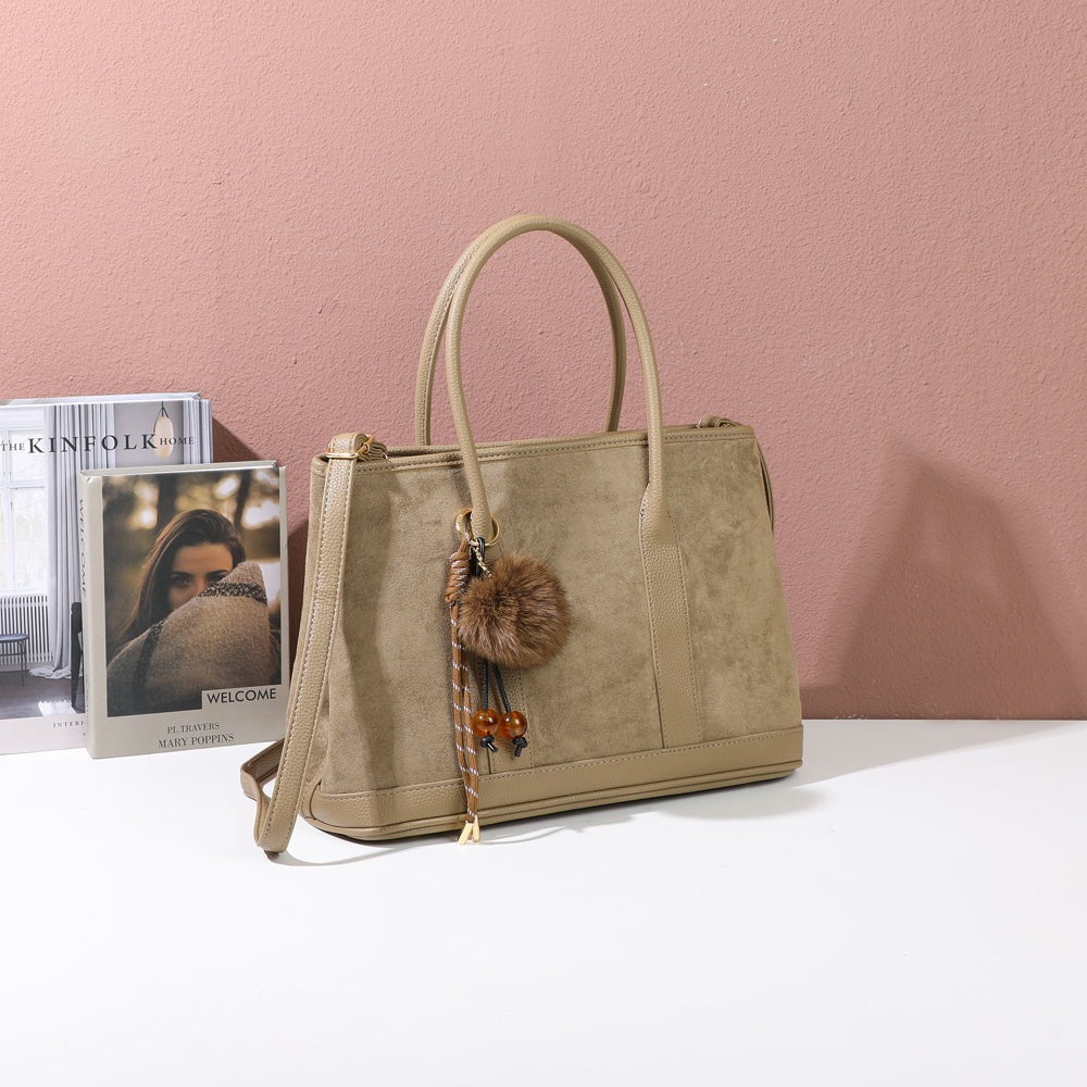Sac à main Cléane taupe foncé mis en scène dans un décor intérieur – visuel d’ambiance créé avec l’IA – Gallantry Paris