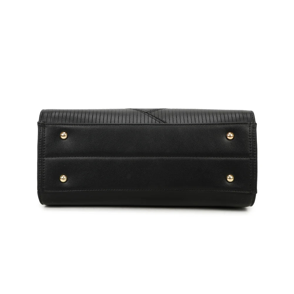 Dessous du sac Cléo noir, base plate et nette qui garde au sac une silhouette bien structurée – réf. R-1501-4