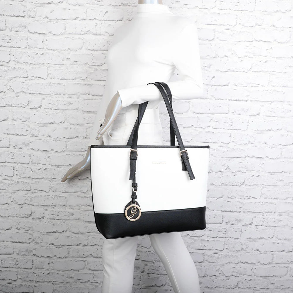 Sac cabas femme Déjà-vu blanc porté à l'épaule sur un mannequin, pour juger de sa taille – réf. G-9227-9