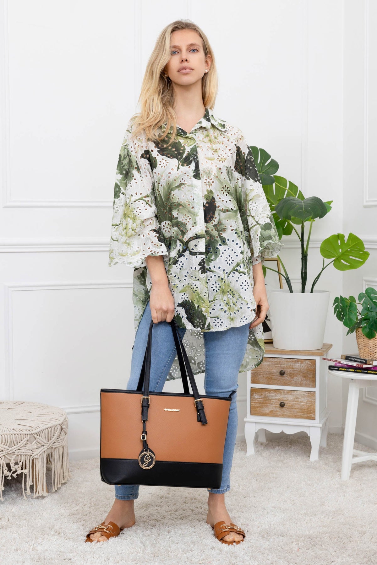 Femme portant à la main le sac cabas Déjà-vu camel et noir – Gallantry Paris – réf. G-9227-9