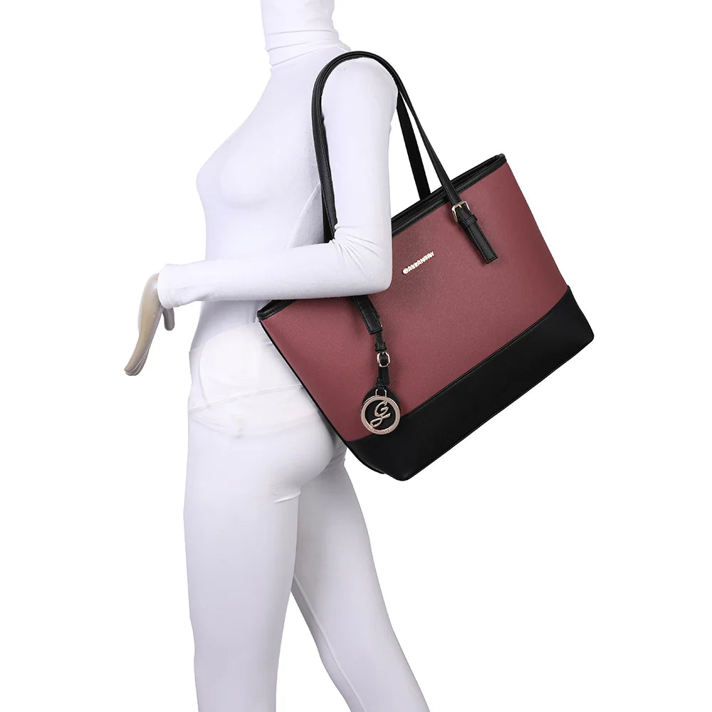 Sac cabas femme Déjà-vu rose foncé porté à l'épaule sur un mannequin, pour juger de sa taille – réf. G-9227-9