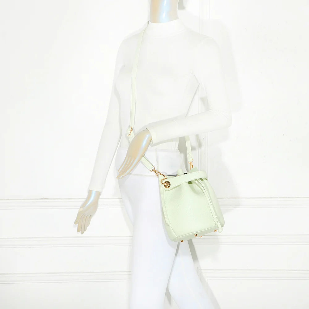 Sac seau femme Éclat de Rêve vert clair porté, à la main ou en bandoulière – réf. KJ-62050
