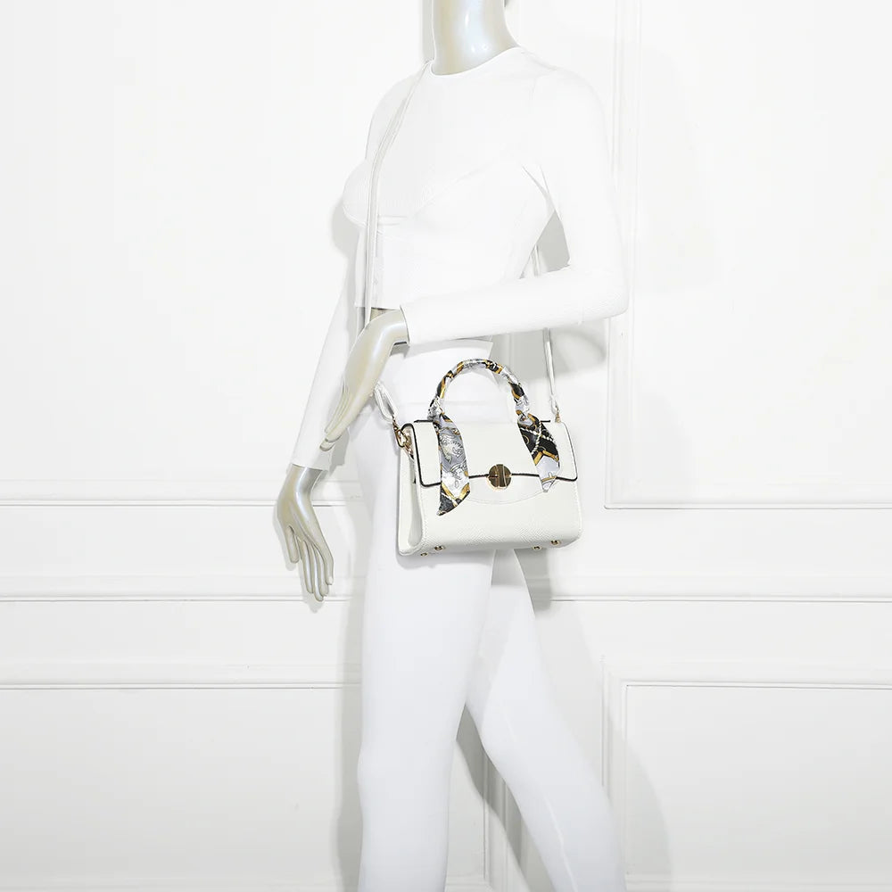 Sac à main femme Éclat Moderne blanc porté : un petit format à rabat et foulard, facile à associer – réf. HY-5422