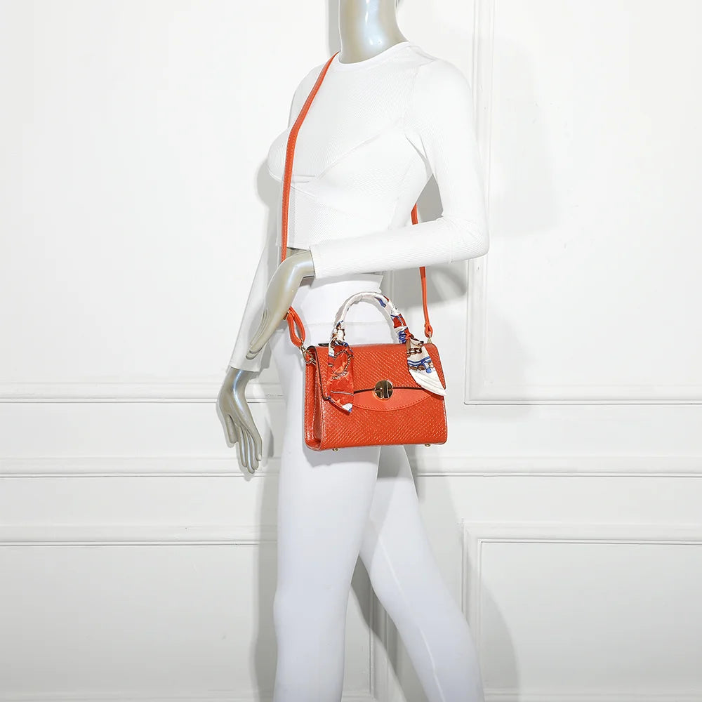 Sac à main femme Éclat Moderne orange porté : un petit format à rabat et foulard, facile à associer – réf. HY-5422