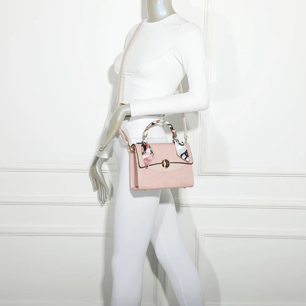 Sac à main femme Éclat Moderne rose porté : un petit format à rabat et foulard, facile à associer – réf. HY-5422