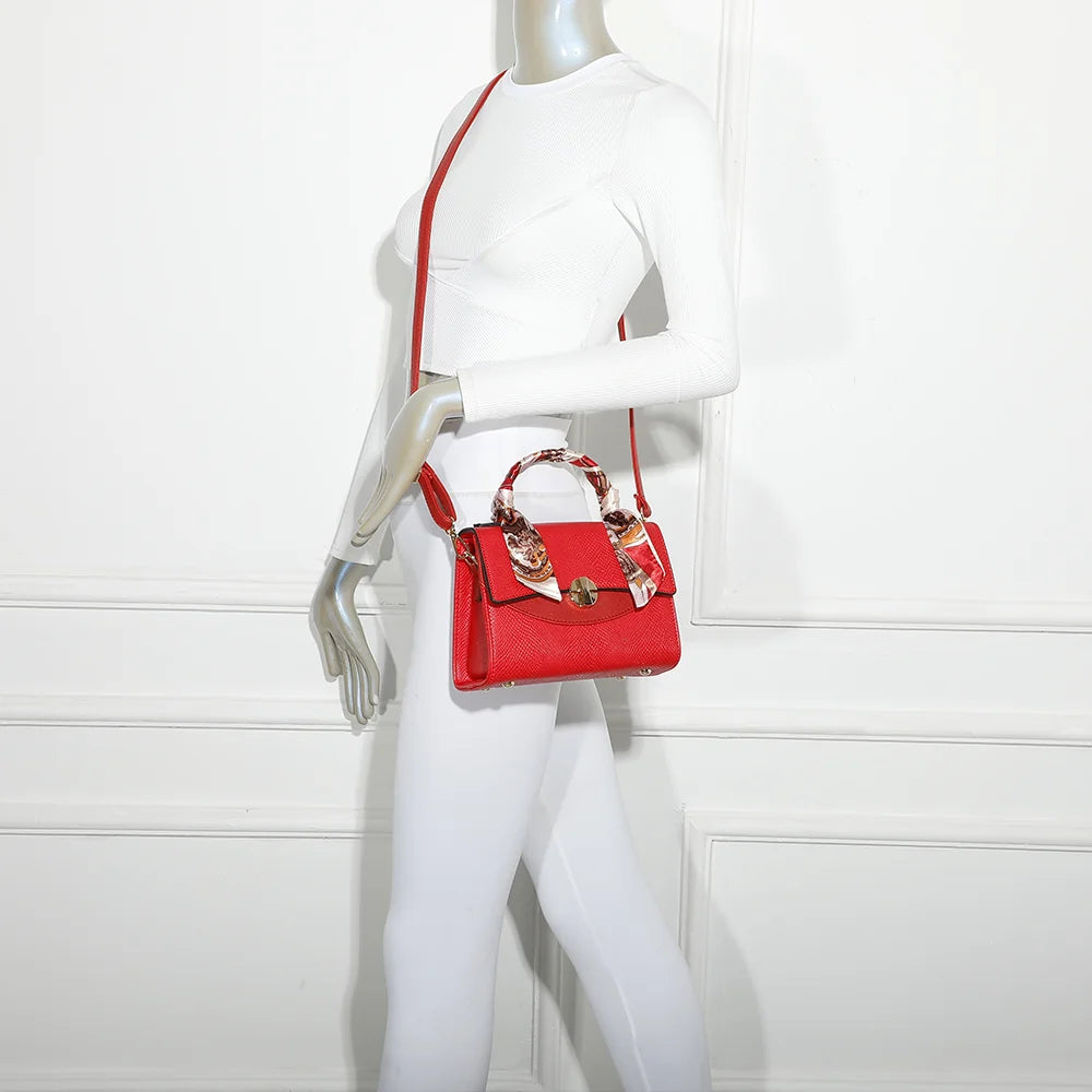 Sac à main femme Éclat Moderne rouge porté : un petit format à rabat et foulard, facile à associer – réf. HY-5422