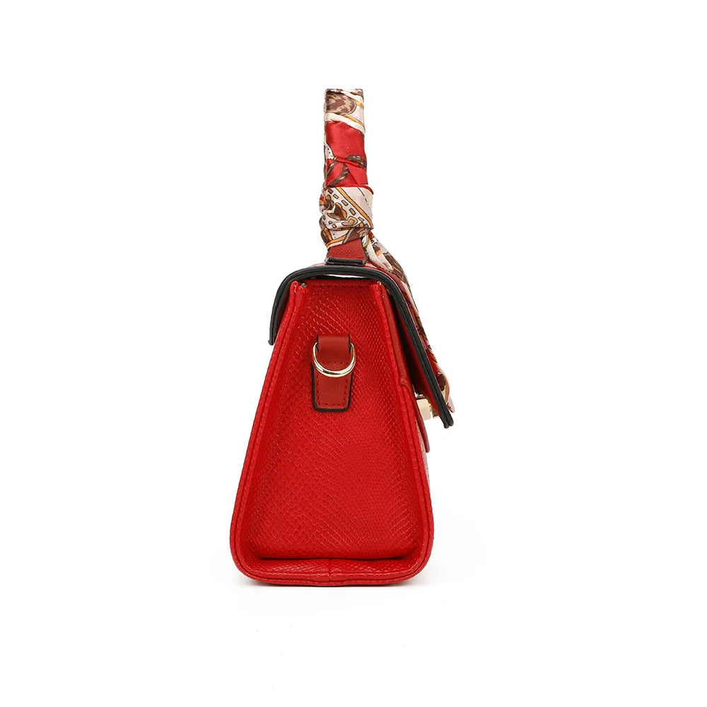 Profil de l’Éclat Moderne rouge : 9 cm de profondeur et anneau doré pour la bandoulière – réf. HY-5422