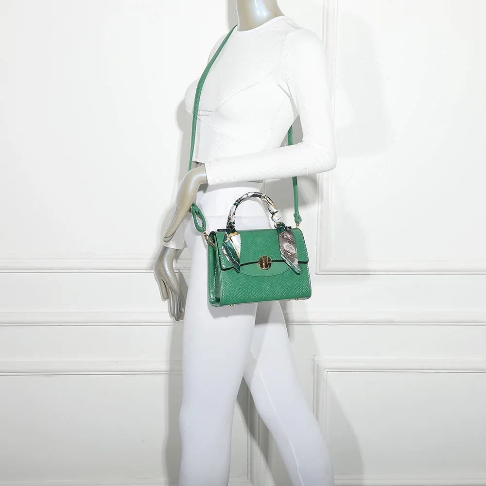 Sac à main femme Éclat Moderne vert porté : un petit format à rabat et foulard, facile à associer – réf. HY-5422
