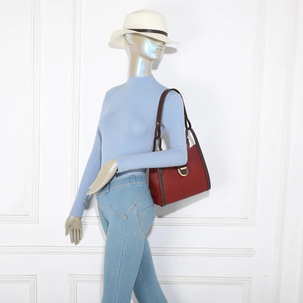Sac femme Élégance Urbaine rouge porté à l’épaule, un format idéal au quotidien en ville – réf. A-9141