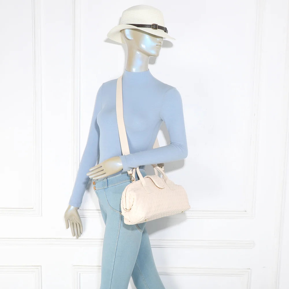 Sac tressé Émeraude Douce beige porté par une femme, à la main ou à l’épaule avec sa bandoulière – réf. DG-5809