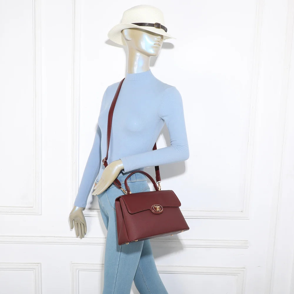 Sac Éméria bordeaux porté par une femme : à la main ou à l’épaule avec sa bandoulière amovible – réf. R-1998-1