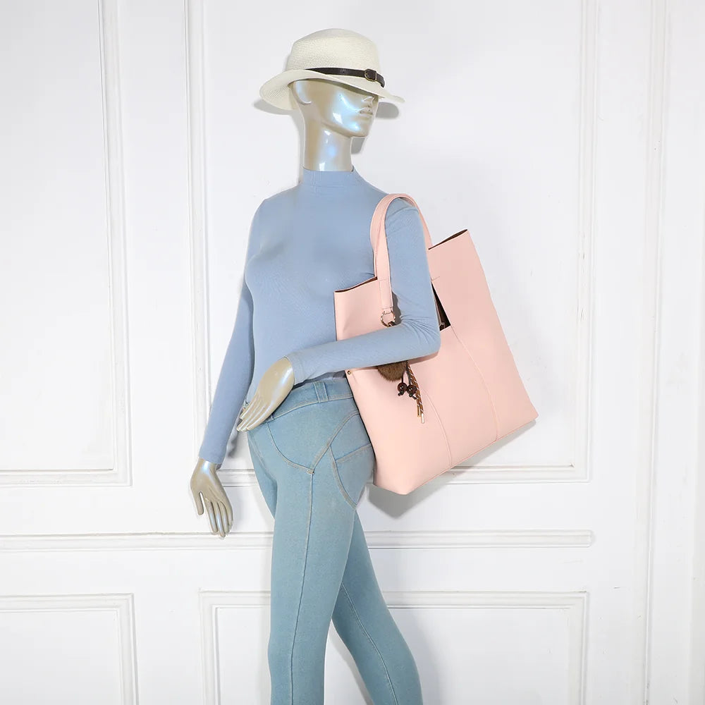 Sac cabas Erythéa rose porté à l’épaule par une femme grâce à ses anses de 31 cm – réf. R-2027