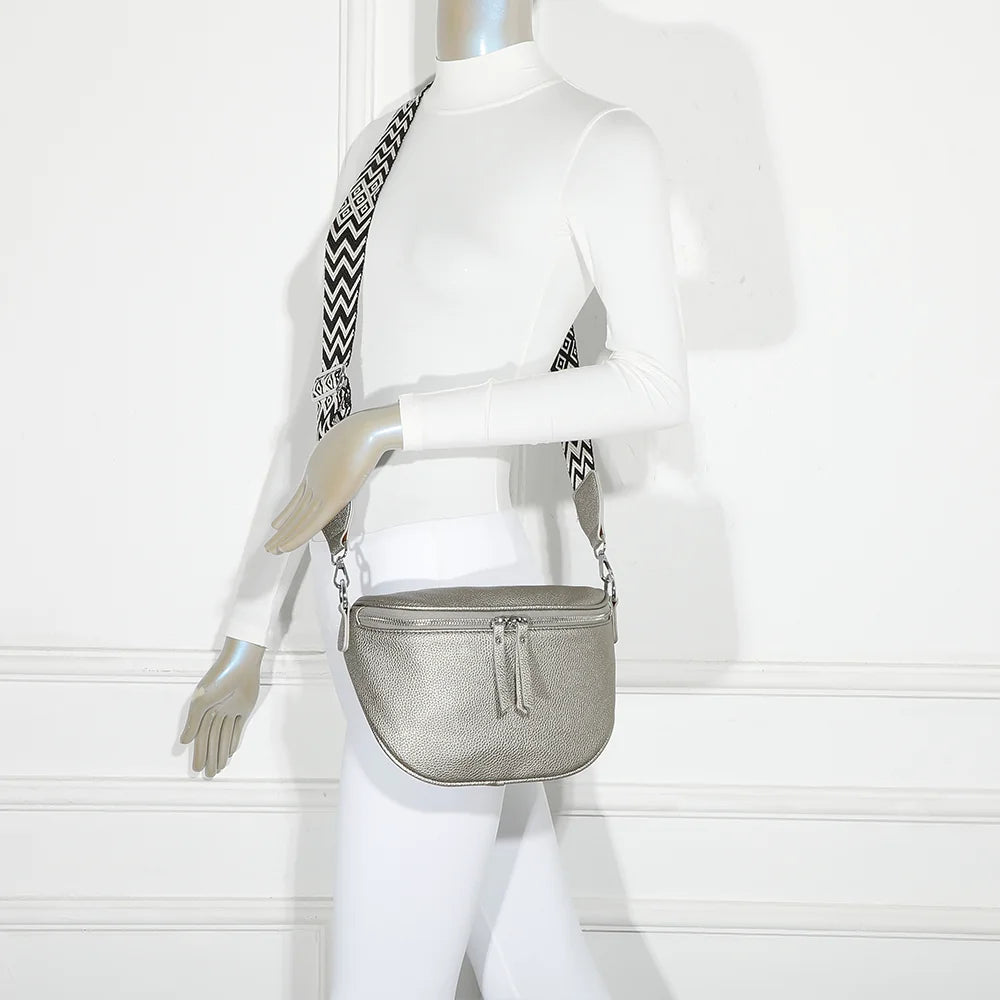 Sac banane Essentiel argent porté par une femme, sangle réglable au motif géométrique – réf. Z-83051