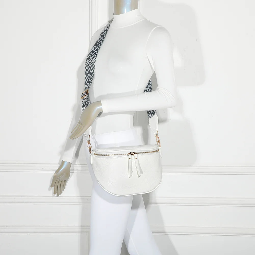 Sac banane Essentiel blanc porté par une femme, sangle réglable au motif géométrique – réf. Z-83051