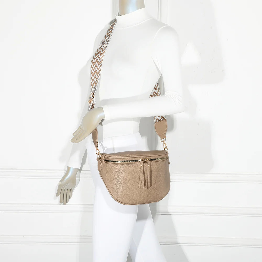 Sac banane Essentiel champagne porté par une femme, sangle réglable au motif géométrique – réf. Z-83051