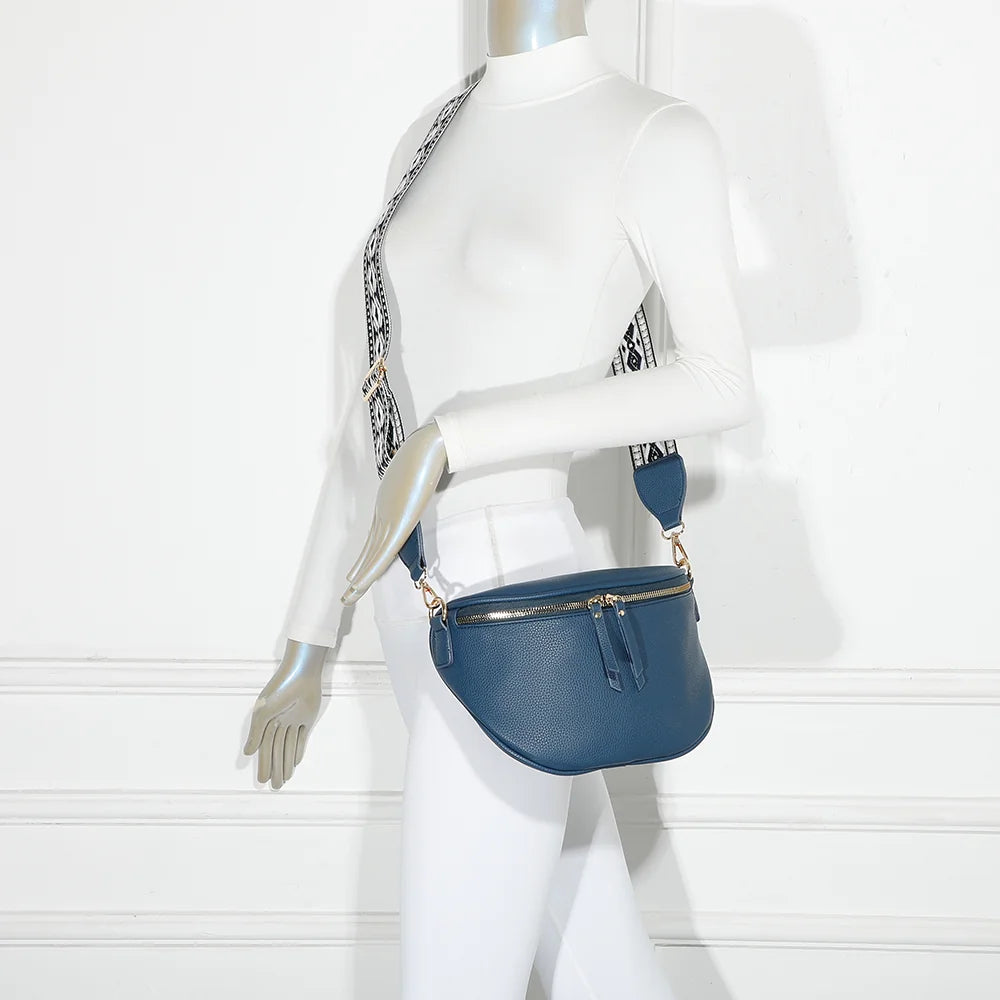 Sac banane Essentiel marine porté par une femme, sangle réglable au motif géométrique – réf. Z-83051