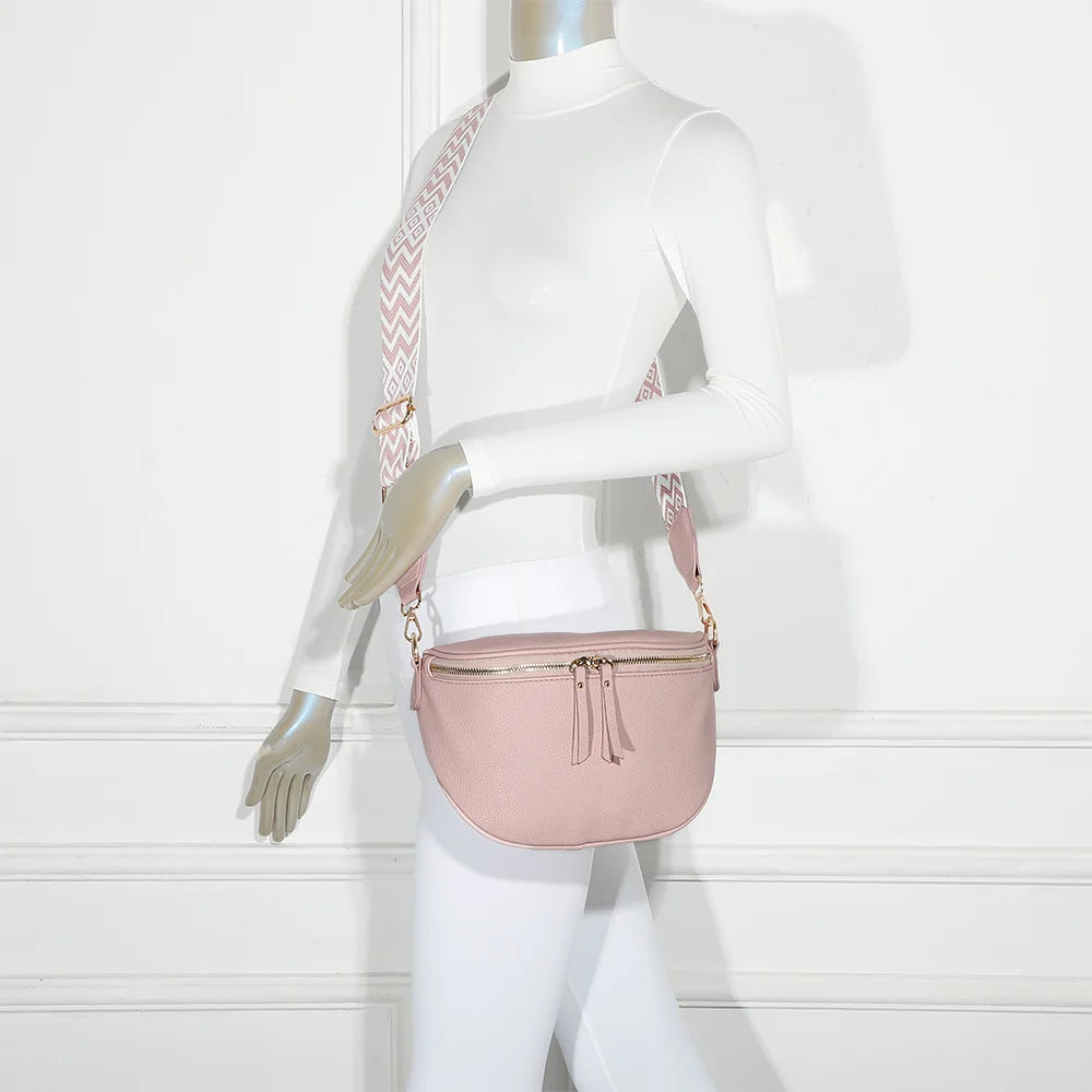 Sac banane Essentiel rose porté par une femme, sangle réglable au motif géométrique – réf. Z-83051