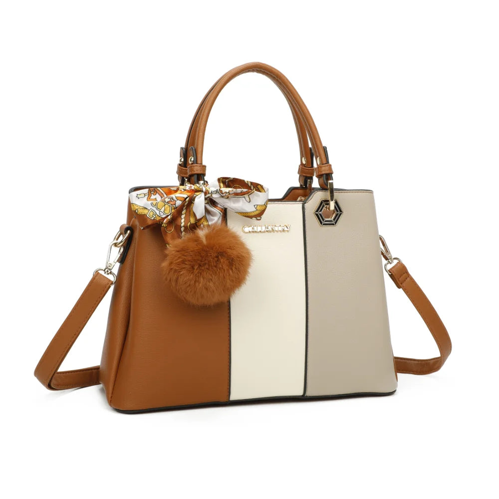 Fiora Pop marron/beige vu de trois quarts : silhouette structurée, quincaillerie dorée hexagonale et pompon – réf. M-9354-3