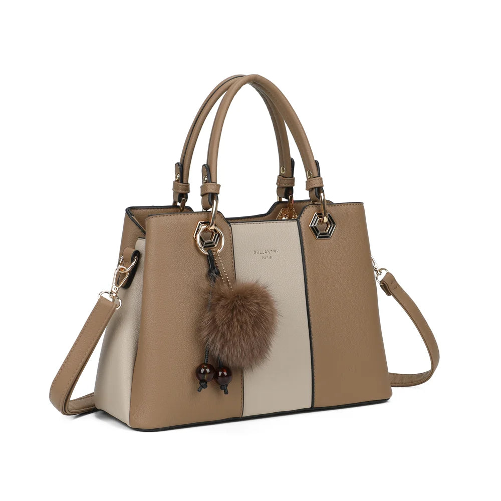 Fiora Pop taupe foncé vu de trois quarts : silhouette structurée, quincaillerie dorée hexagonale et pompon – réf. M-9354-3