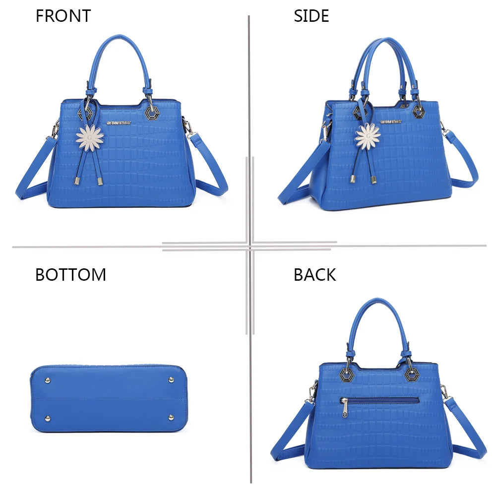 Fiora bleu sous quatre angles : face, côté, dessous et dos du sac à main embossé – réf. M-9354
