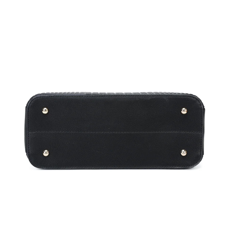 Vue de dessous du Fiora noir, sac à main structuré en simili cuir embossé façon croco – réf. M-9354
