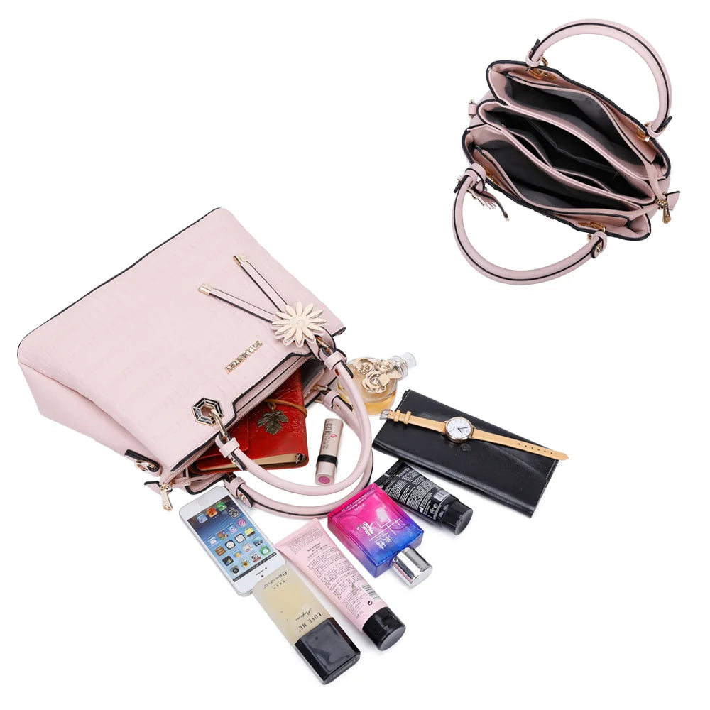 Intérieur du Fiora rose : trois compartiments pour téléphone, portefeuille et maquillage – réf. M-9354