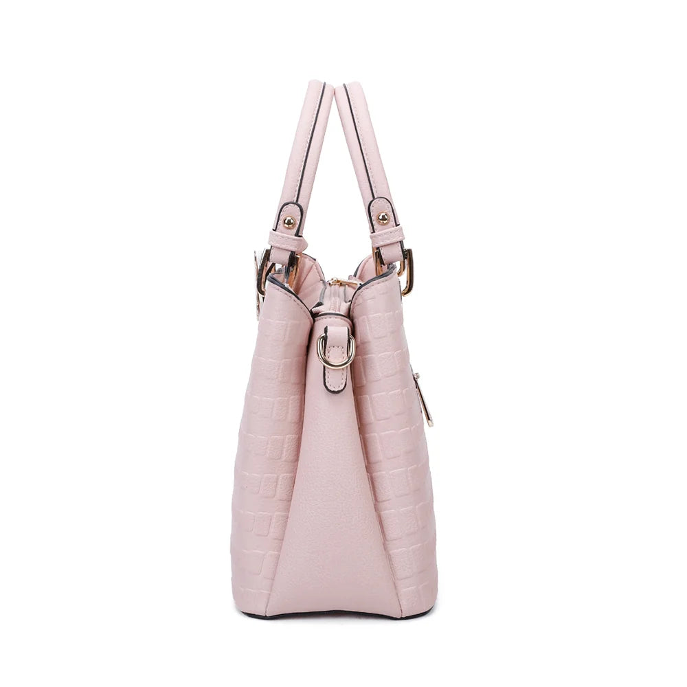 Profil du Fiora rose : mousquetons dorés où s’accroche la bandoulière amovible et réglable – réf. M-9354